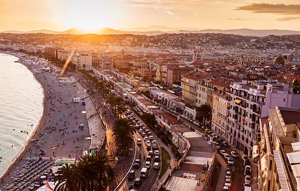 Panorama de Nice sur la Côte d'Azur pendant un coucher de soleil
