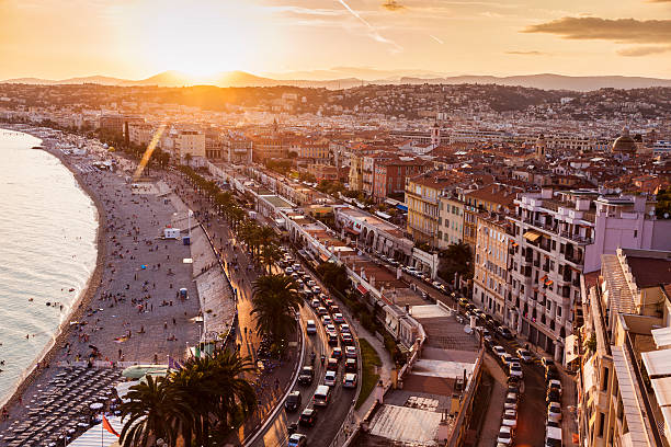 Panorama de Nice sur la Côte d'Azur pendant un coucher de soleil